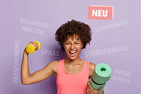 Frau in pinkem Sporttop hält eine gelbe Hantel in ihrer rechten Hand und eine eingerollte mintgrüne Sportmatte unter ihrem linken Arm